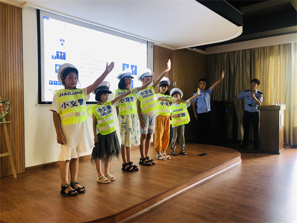 1627279694865305.jpg 小小“交警”體驗活動在北侖區(qū)春曉成校明月湖社區(qū)假日學(xué)校舉行.jpg