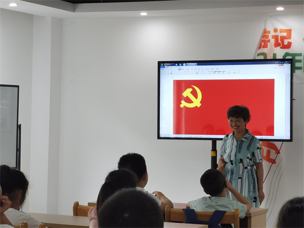 1627979333554517.jpg “童心向黨”愛國主題教育活動(dòng)在北侖區(qū)春曉成校春曉湖社區(qū)假日學(xué)校內(nèi)舉行 (2).jpg