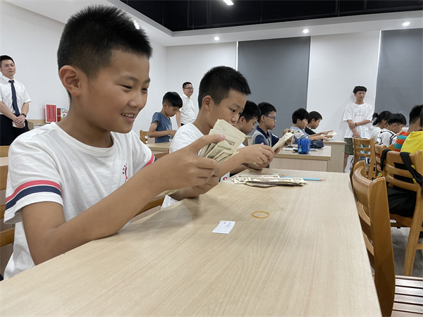 1627981144808956.jpg 金融知識(shí)課搬進(jìn)北侖區(qū)春曉成校春曉湖社區(qū)假日學(xué)校(20.jpg