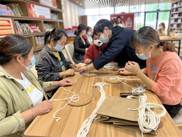 北侖區(qū)春曉成校：“巧手慧心‘包’你綠色出行”DIY手工制作活動(dòng).jpg