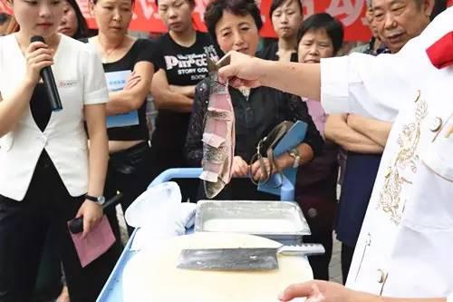 廚師演示并講解片魚、腌魚技巧.jpg