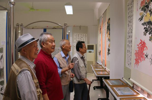朱涇鎮(zhèn)老年學(xué)校舉辦書畫攝影作品展.jpg