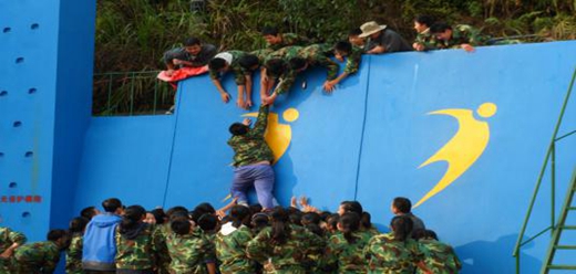 戶外拓展訓(xùn)練：爬生死墻.jpg