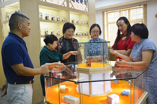 1540435119486541.jpg 北京市中醫(yī)藥文化素養(yǎng)教育試點(diǎn)基地建設(shè)研討會(huì)在石景山社區(qū)學(xué)院召開(kāi) (3)攝影者:徐迎軍.jpg