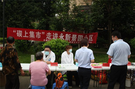 “竄上集市”進小區(qū) 便民服務(wù)送到家 (2).jpg