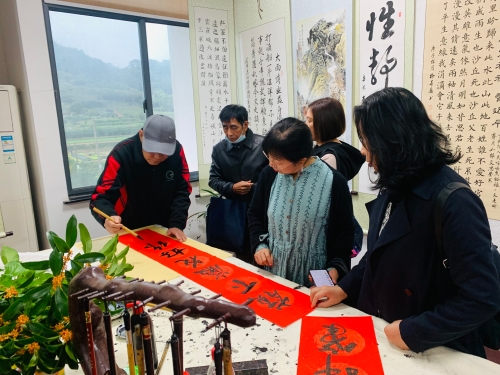 筆墨書畫 老有所樂--書法交流進(jìn)社區(qū) 收獲滿滿“幸福感”.jpg