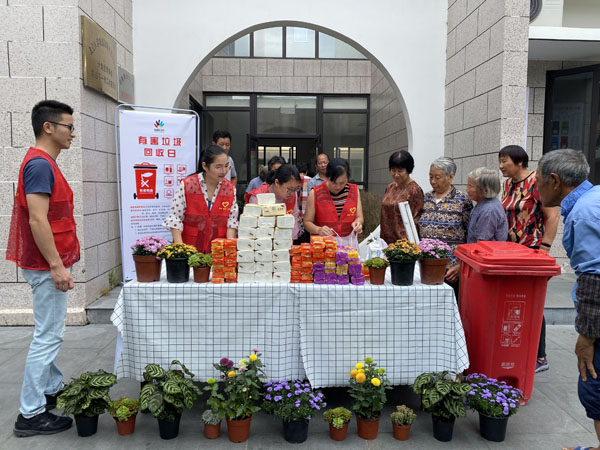 1638091807864710.jpg 北侖區(qū)春曉街道慈岙村:“無處安放”的有害垃圾換來“清新綠意”.jpg