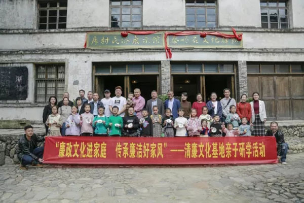 1639903338643317.jpg 1.合影.webp.jpg