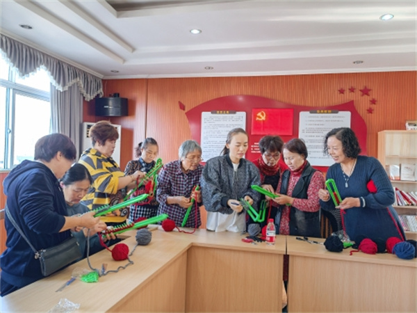 1642062096602037.jpg 小小圍巾賦予形 有你有愛暖于心.jpg