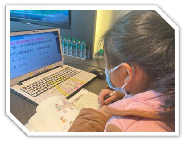 1642143950994808.jpg 8 新密市金小團(tuán)員志愿者馬路遙孫陪伴孩子上網(wǎng)課.jpg