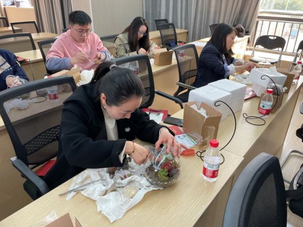 1646711275674456.jpg “情暖三月,花漾生活”婦女節(jié)花藝培訓(xùn)活動(dòng) (2).jpg