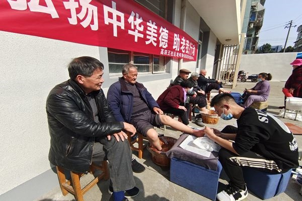 開展碶上集市進(jìn)社區(qū)暨學(xué)雷鋒老年人專場志愿服務(wù)活動 (5).jpg