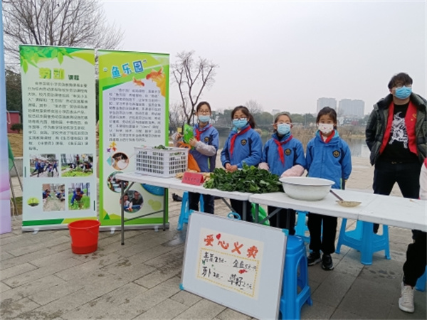 1649573218510903.jpg 種菜義賣做公益 紅領(lǐng)菜農(nóng)上線.jpg