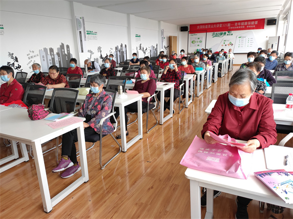 1656490020303750.jpg 電大學(xué)習(xí)+反詐宣傳兩不誤 “銀發(fā)族”收獲滿滿 (1).jpg