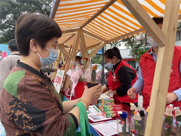 1656490263810594.jpg 廢品換綠植 扮靚我家園 (3).jpg