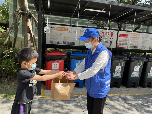 1656495002728922.jpg 手作甜品送“奶奶” 垃圾分類(lèi)有點(diǎn)“甜” (1).jpg