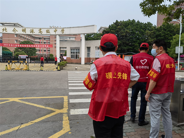 為莘莘學(xué)子暖心“護(hù)航”，“銀輝紅”“融合綠”閃耀在考點(diǎn) (2).jpg