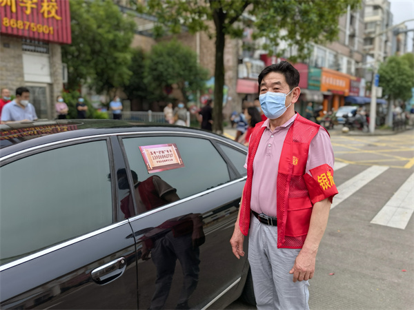 為莘莘學(xué)子暖心“護(hù)航”，“銀輝紅”“融合綠”閃耀在考點(diǎn) (6).jpg