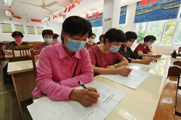 1657382475491221.jpg 舉行老年電大春季班休學式 (1).jpg