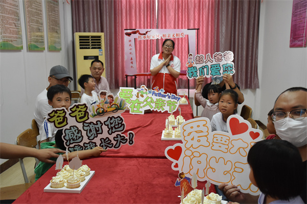 1657689261428183.jpg “父愛(ài)如山 真情無(wú)限”親子蛋糕DIY活動(dòng)在北侖區(qū)春曉街道三山社區(qū)成功舉行.jpg