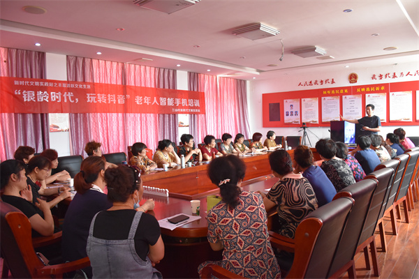 1657689822719826.jpg 北侖區(qū)春曉成校舉辦老年人“玩轉(zhuǎn)抖音”智能手機(jī)培訓(xùn).jpg