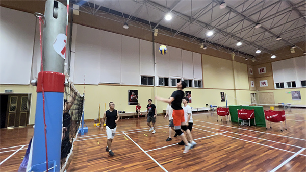 1657689898435681.jpg 北侖區(qū)春曉成校助力街道氣排球賽前訓(xùn)練服務(wù)工作.jpg