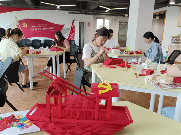 1657689987189780.jpg 北侖區(qū)春曉街道黨群服務(wù)中心、春曉成校:“紅船”抒黨情 巧手慶“七一”.jpg