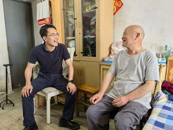 1658135604865965.jpg 區(qū)委組織部領(lǐng)導(dǎo)“七一”慰問老黨員 傳遞關(guān)懷憶初心 (3).jpg