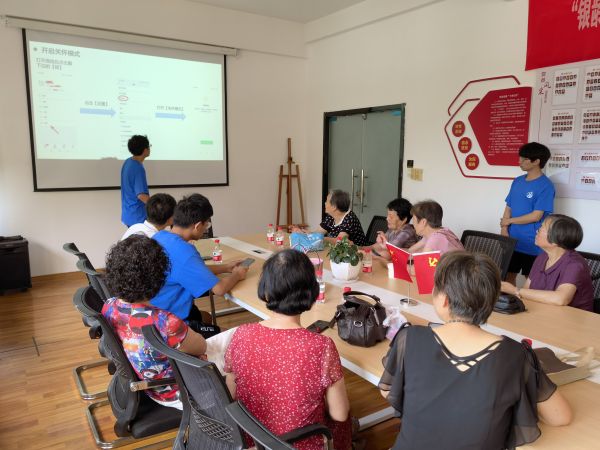 舉辦“智慧牽手 精彩人生”老年人智能手機(jī)培訓(xùn)班 助力銀鈴跨越“數(shù)字鴻溝” (2).jpg