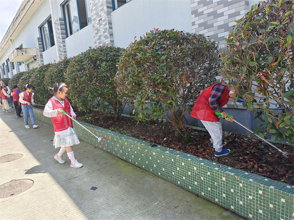 “童心同力 清潔家園”主題實踐活動在北侖區(qū)春曉街道慈岙村圓滿結(jié)束.jpg