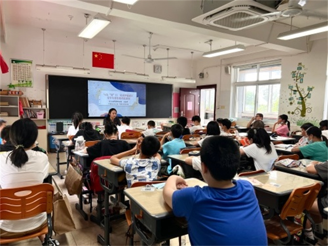 1661327796402205.jpg 與法“童”行 黨建護航成長 青少年普法教育進課堂.jpg