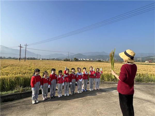 柴橋成校：“童”你一起，走進(jìn)“田間課堂”學(xué)知識_副本.jpg