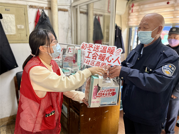 “娘家人”送溫暖，暖了“疫”線“守門人” (3).jpg