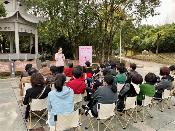 “優(yōu)雅更年，健康常駐”——學苑社區(qū)開展更年期保健戶外講座.jpg