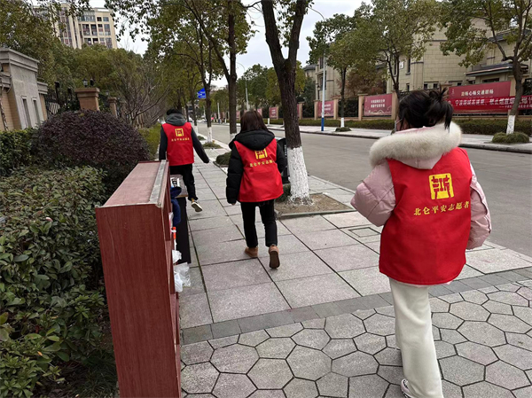 北侖區(qū)春曉成校：社區(qū)教育服務團隊志愿者治安巡邏提升居民群眾安全感.jpg