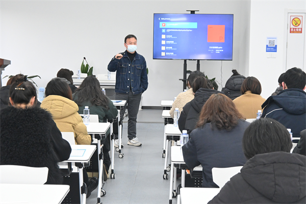 戚家山成校：學(xué)攝影知識 強實踐技能-1.JPG