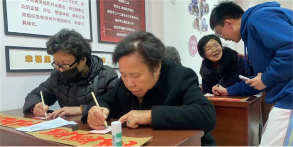 桃源社區(qū)分校開展“巧手剪紙 趣味生活”老年手工課堂220.png