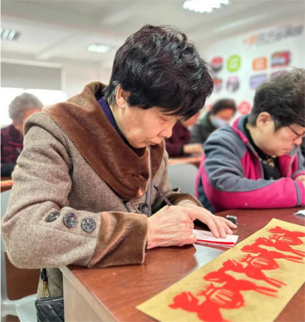 桃源社區(qū)分校開展“巧手剪紙 趣味生活”老年手工課堂428.png