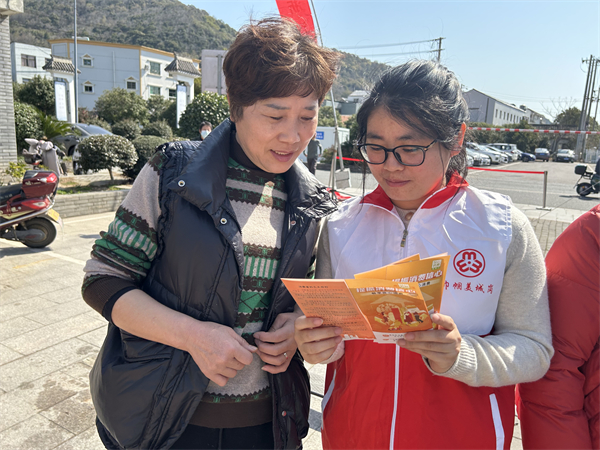 北侖區(qū)春曉成校：“3?6Ρ15”維權(quán)知識宣傳 巾幗志愿者在行動.jpg