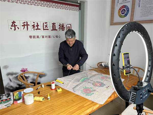 戚家山成校：遇見非遺 讓風(fēng)箏在文化禮堂直播間“起飛”.jpg