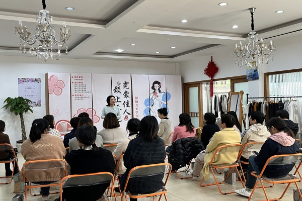 開展“霓裳佳人，頸上添花”慶三八婦女節(jié)活動 (2).jpg