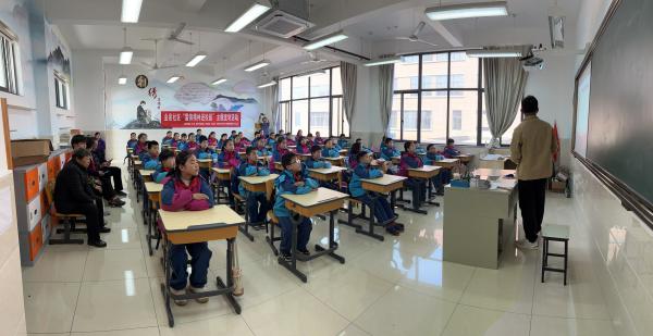 雷鋒精神進校園 一起“學(xué)雷鋒、做雷鋒” (1).jpg