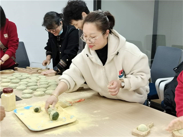 開展“親清于心 青團(tuán)于情”做青團(tuán)、送企業(yè)活動(dòng)2.jpg