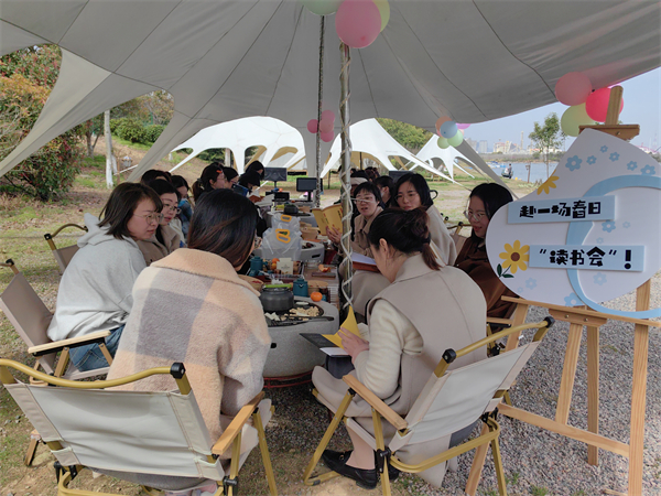 北侖區(qū)春曉成校等三家單位聯(lián)合舉行“春光作伴 書香馥郁”——社工讀書沙龍活動(dòng).jpg