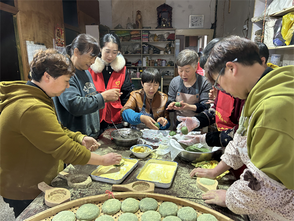 北侖區(qū)春曉成校：巧手做青團(tuán) 和諧鄰里情.jpg