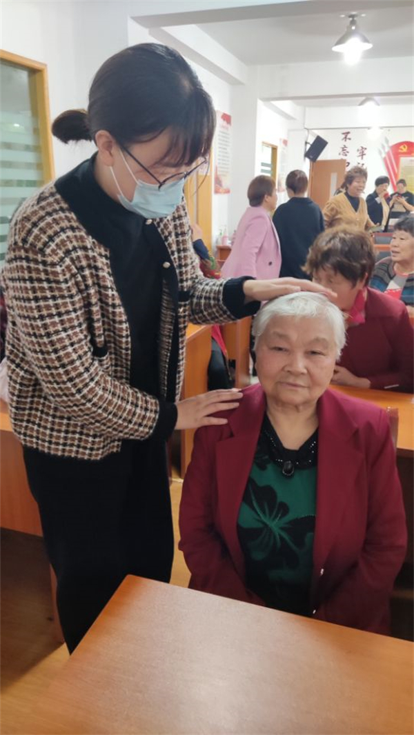 關(guān)愛老人  從頭做起3.jpg