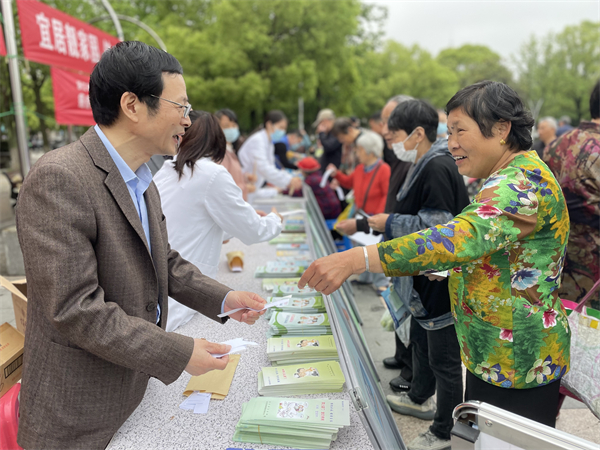 大碶成校開展第35愛國衛(wèi)生月廣場宣傳活動 (5).jpg