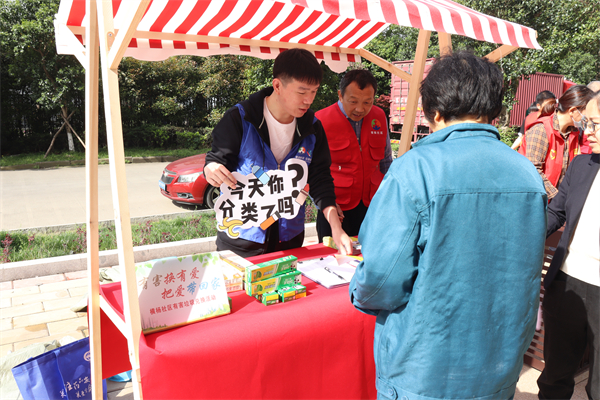 北侖區(qū)大碶街道開(kāi)啟“迎亞運(yùn) 『趣』未來(lái)”垃圾分類游園會(huì) (3).JPG