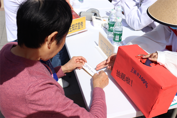 北侖區(qū)大碶街道開(kāi)啟“迎亞運(yùn) 『趣』未來(lái)”垃圾分類游園會(huì) (4).JPG