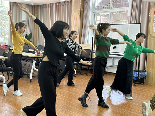 大碶成校開(kāi)展“舞動(dòng)人生”古典舞培訓(xùn)教學(xué)活動(dòng) (1).jpg